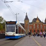 Tramwaj na tle stacji Amsterdam Centrala.